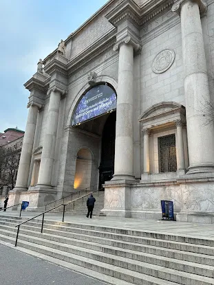 81 St - Museum of Natural History