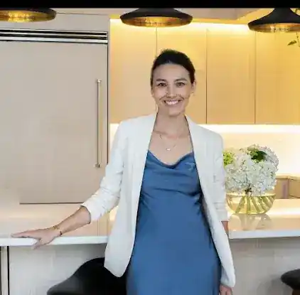 Ania Ishizaki at Compass