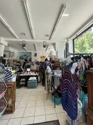 Arcoíris Thrift Store