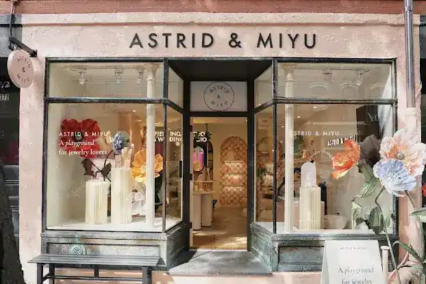 Astrid & Miyu