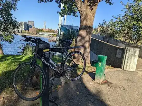 Bike fixation deluxe public work stand