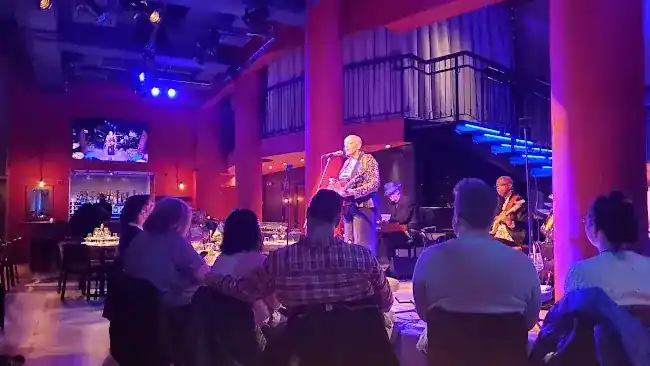 Chelsea Table & Stage
