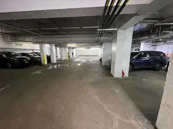 City Parking 300-302 E 46th St Garage