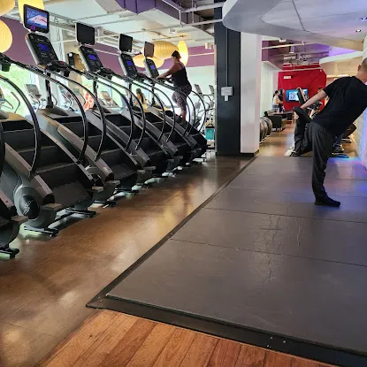 Crunch Fitness - 34th Street