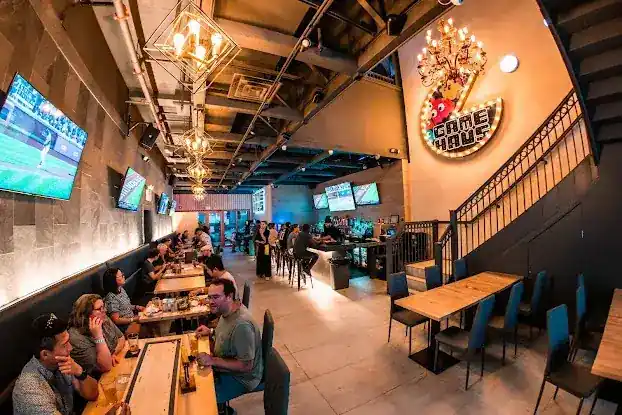 Gamehaus New York - Sports Bar, Beer Hall, Food & Games