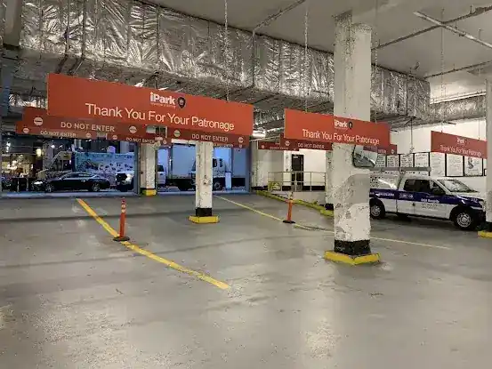 iPark - 390 Madison Ave. Garage