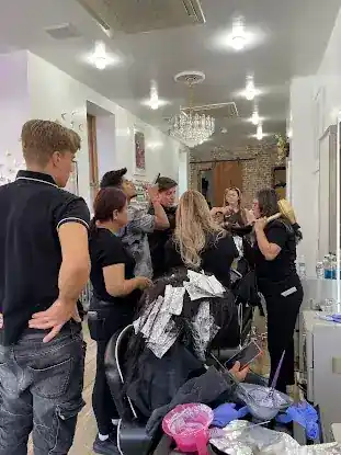 Jannies V Salon