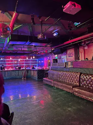 Lucky Cheng's Drag Queen Show Place