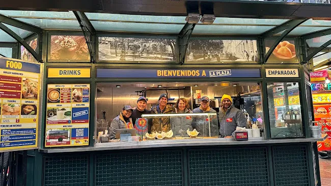 Perros y Vainas en la Plaza