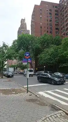 Riverside Dr/W 73 St