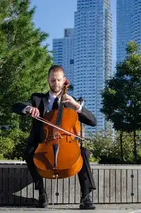 Roland Gjernes Cello