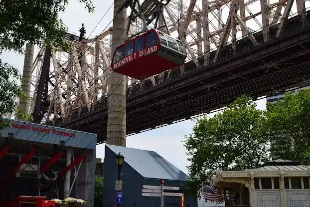 Roosevelt Island Tramway - Island station