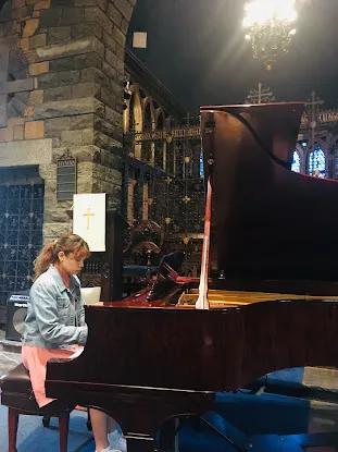 Singing and Piano Lessons with Vivi Hu