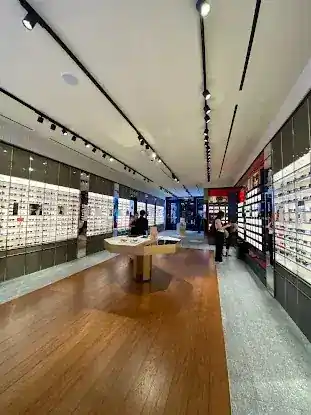 Sunglass Hut